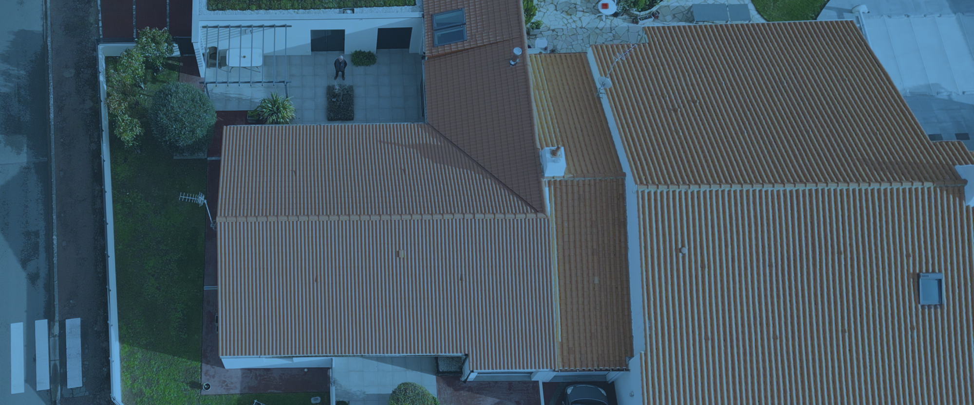 Vue aérienne d'une maison avec toiture en tuiles